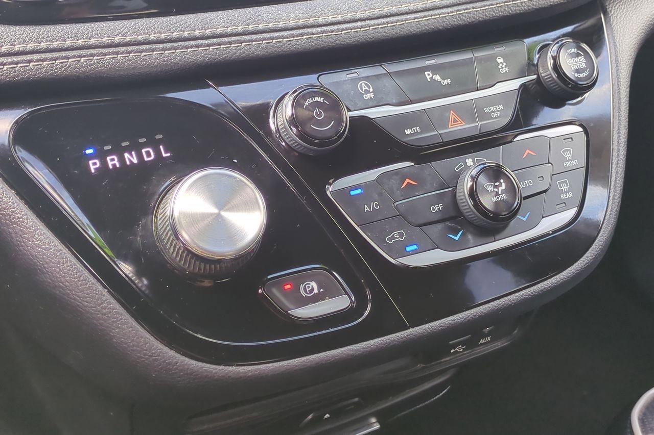 Used 2018 Chrysler Pacifica Limited image 19