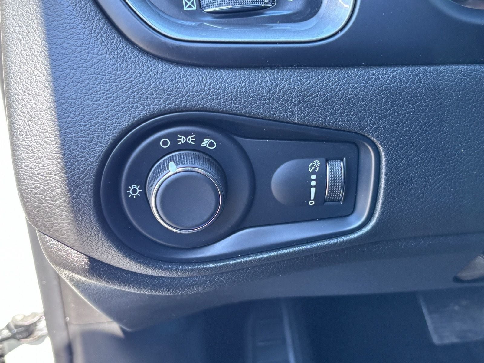 Used 2023 Jeep Renegade Latitude AWD/4WD image 20
