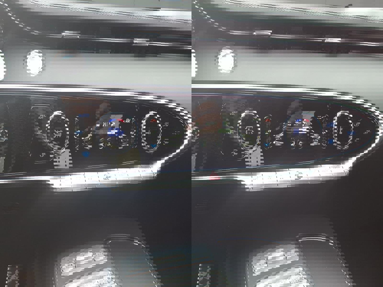 Used 2023 Genesis GV70 2.5T w/ Sport Prestige Package image 18