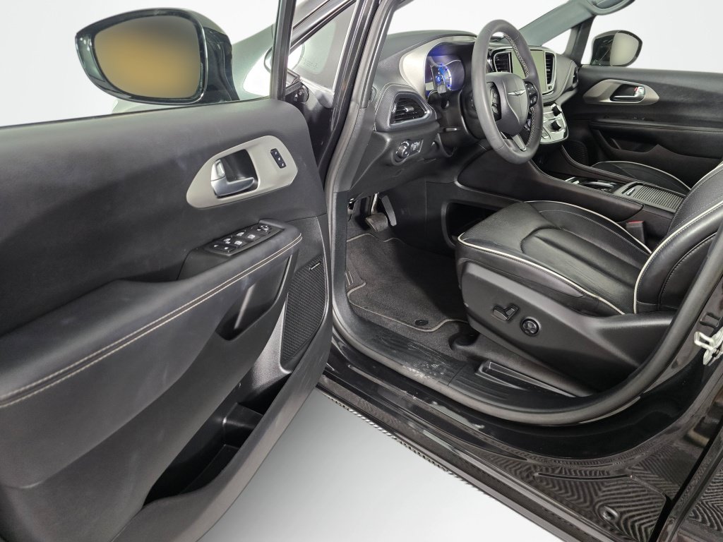 Used 2023 Chrysler Pacifica Limited w/ Uconnect Theater Family Group FWD image 20