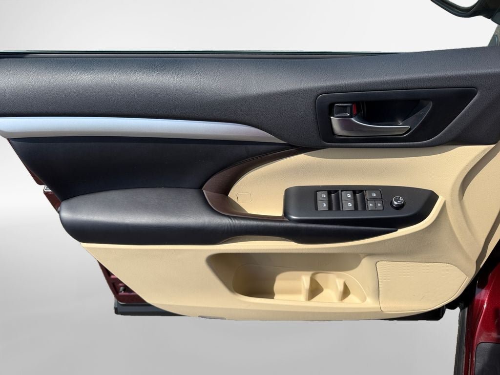 Certified 2019 Toyota Highlander XLE AWD/4WD image 17
