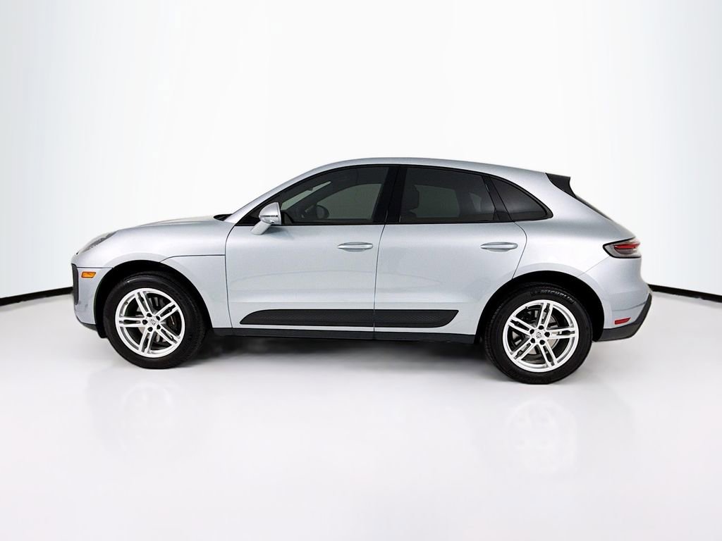 Certified 2025 Porsche Macan image 2