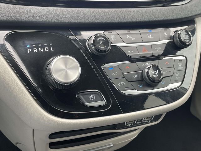 Used 2024 Chrysler Pacifica Touring-L image 37