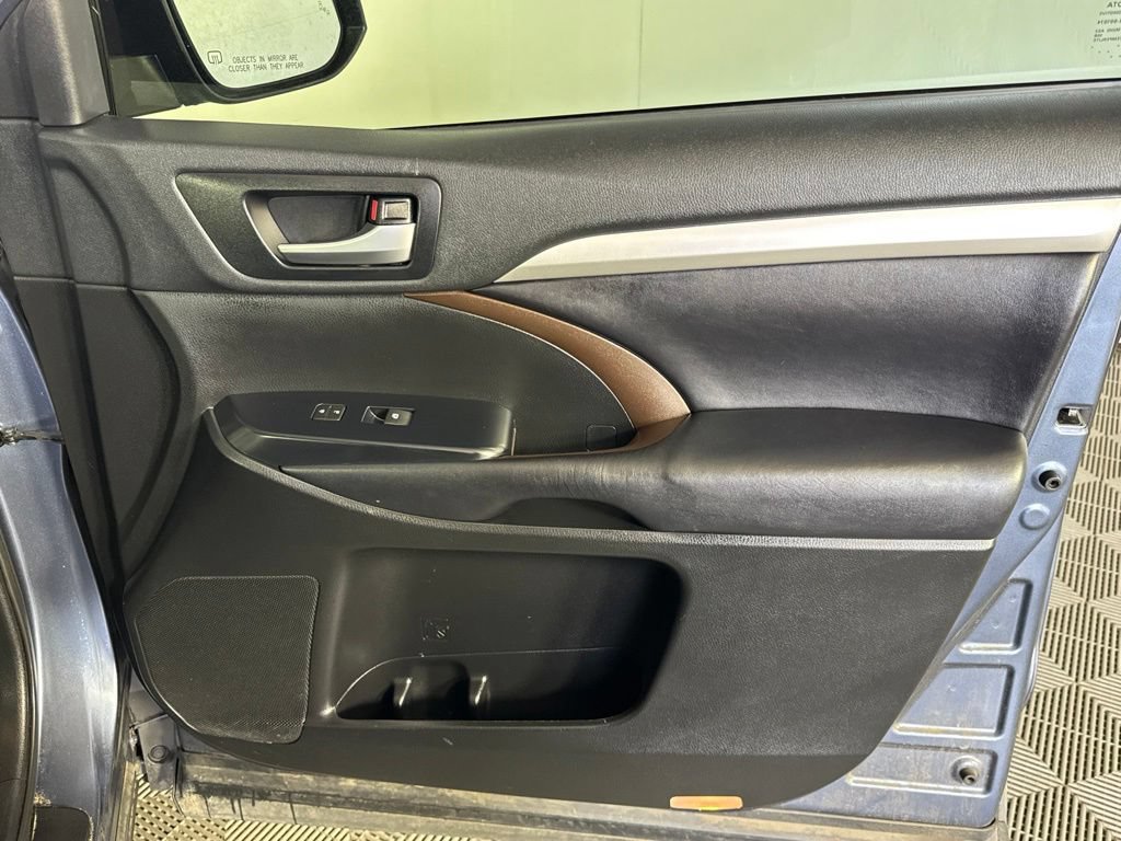 Used 2019 Toyota Highlander XLE AWD/4WD image 48
