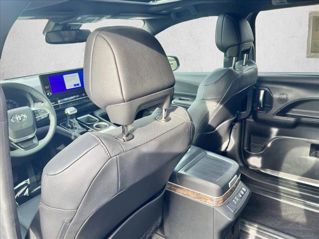 Used 2025 Toyota Sienna Platinum image 18