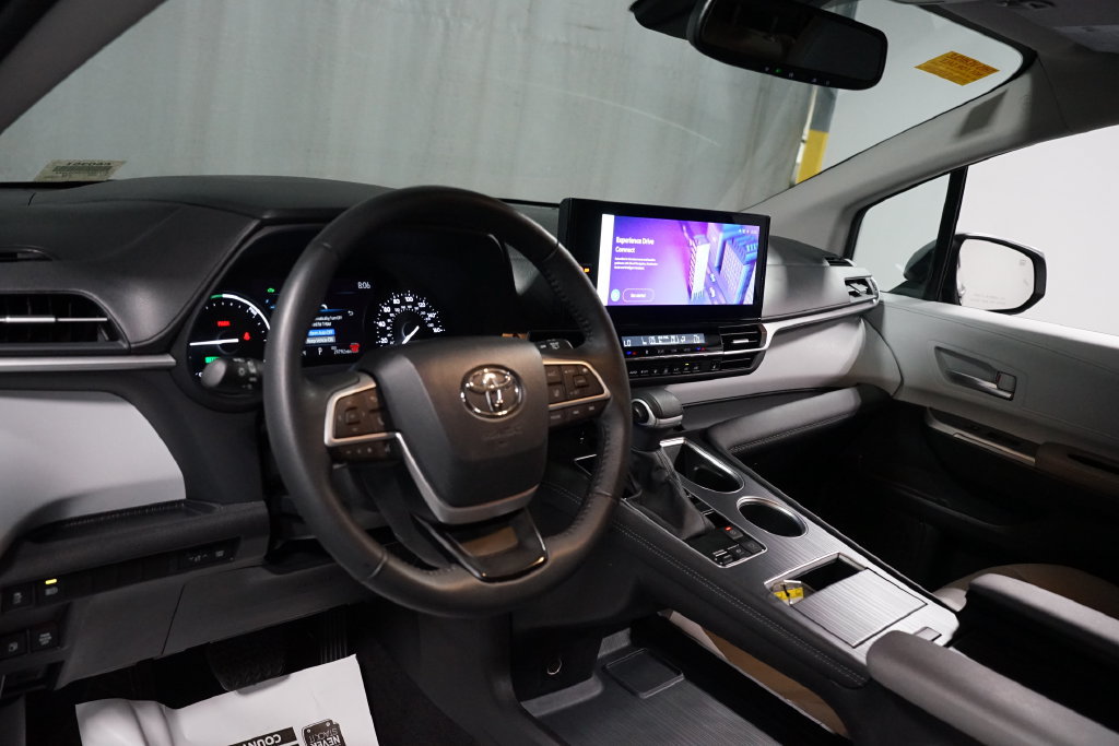 Certified 2025 Toyota Sienna XLE FWD image 11