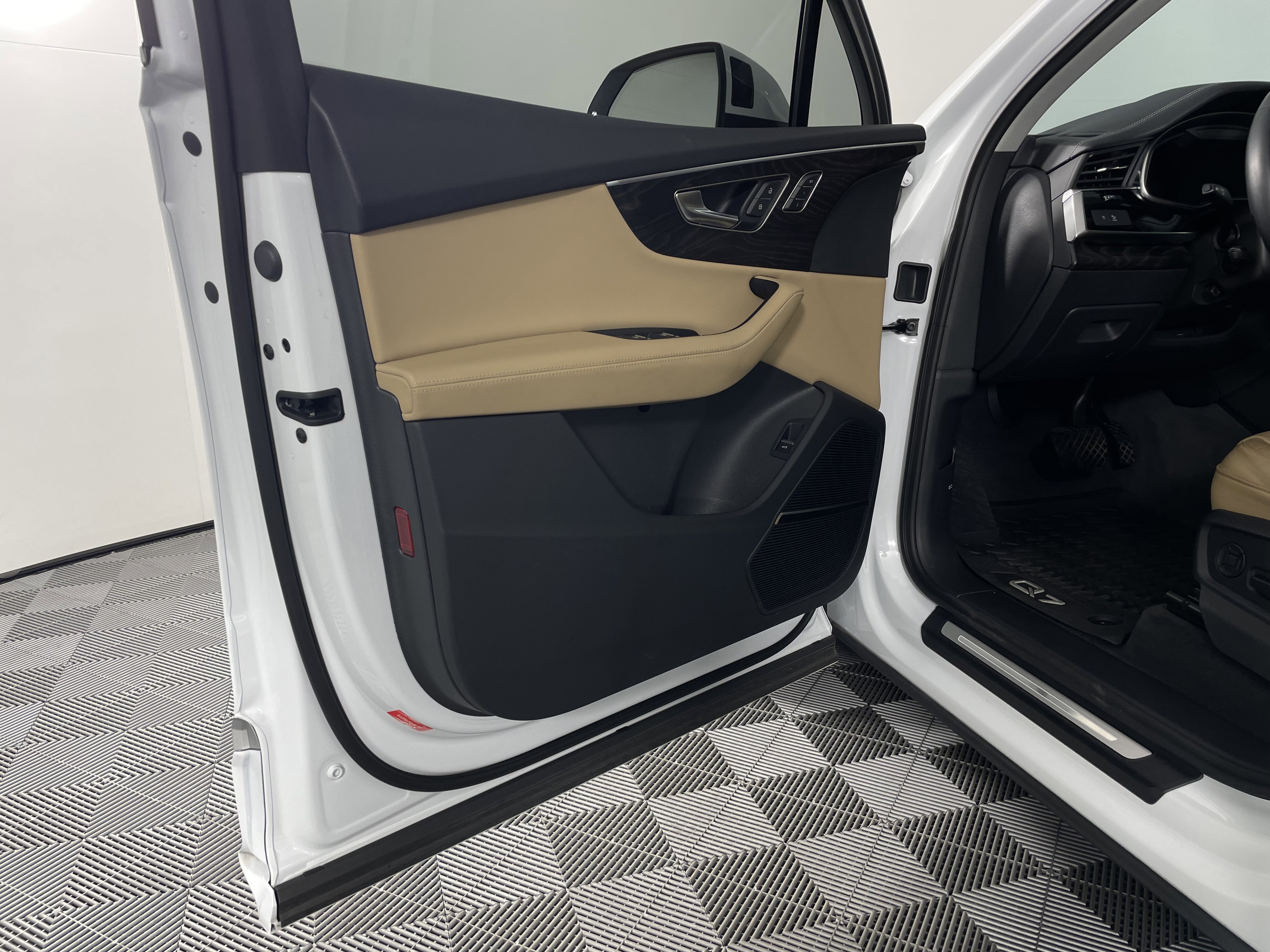 Used 2024 Audi Q7 Premium Plus image 13