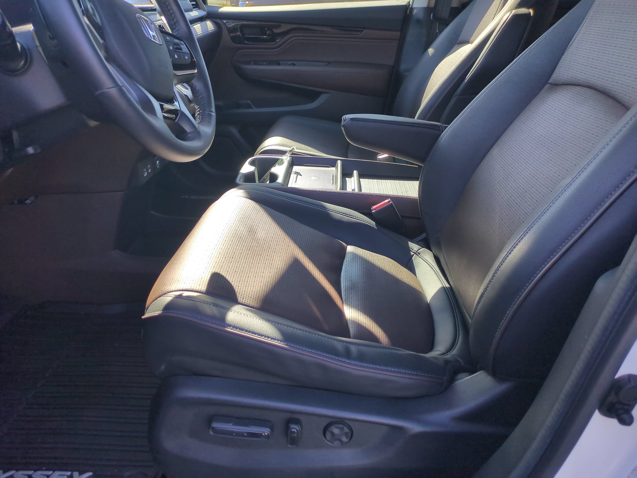 Used 2025 Honda Odyssey Elite image 13