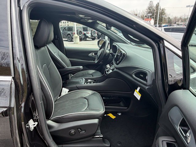 New 2026 Chrysler Pacifica Limited w/ Uconnect Theater Family Group FWD image 27