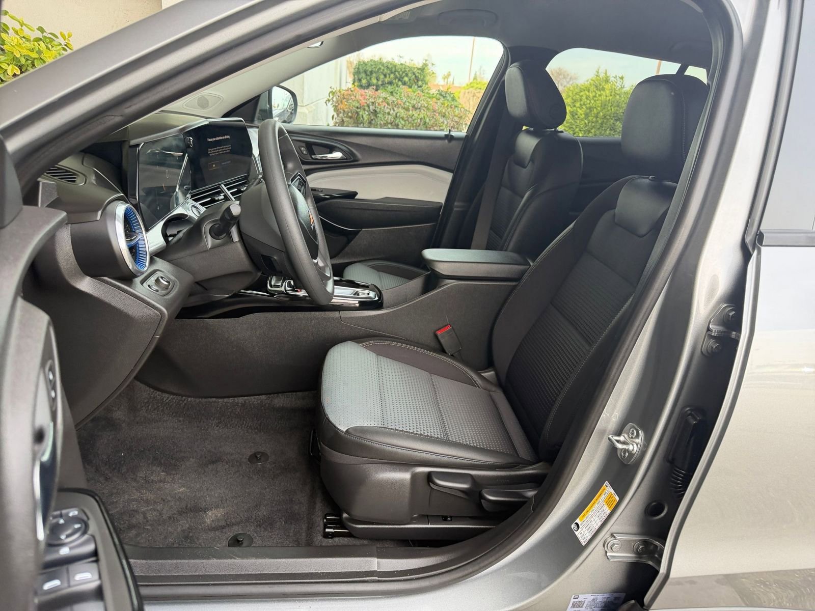 Used 2025 Chevrolet Trax LT image 38