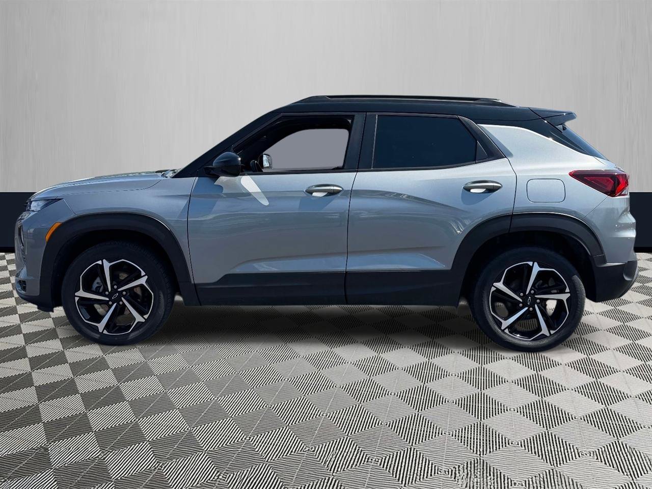 Used 2023 Chevrolet TrailBlazer RS w/ Convenience Package AWD/4WD image 3