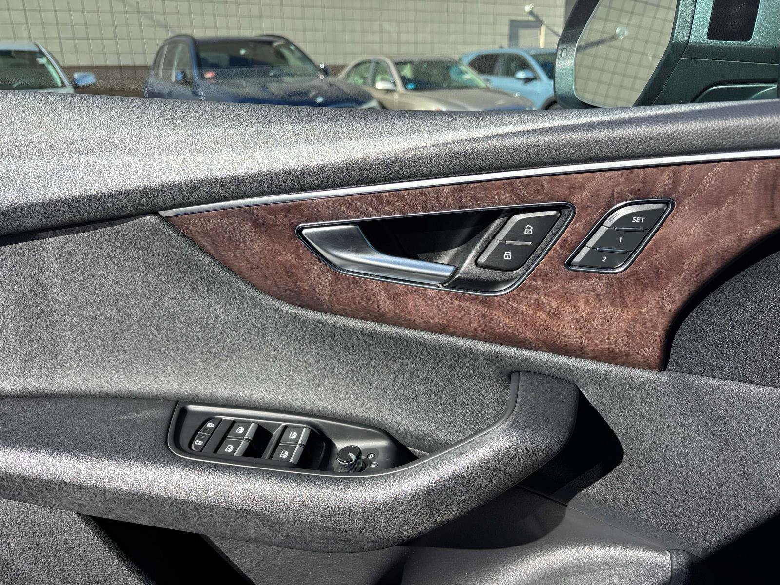 Used 2019 Audi Q8 Premium Plus w/ Premium Plus AWD/4WD image 17