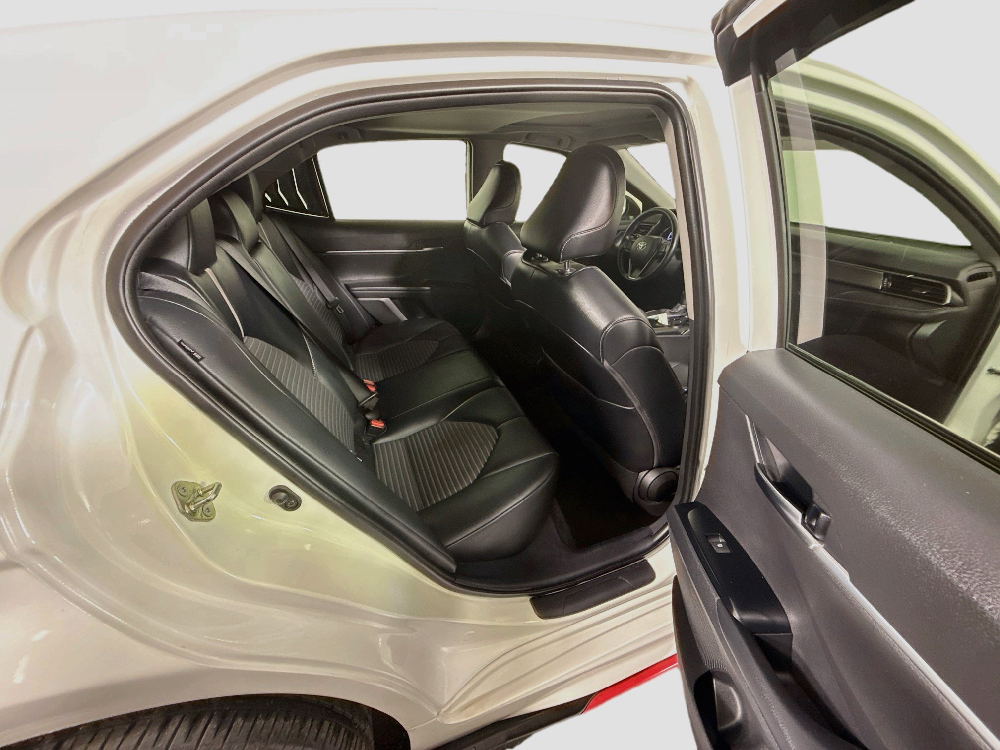 Used 2020 Toyota Camry SE w/ Convenience Package FWD image 27
