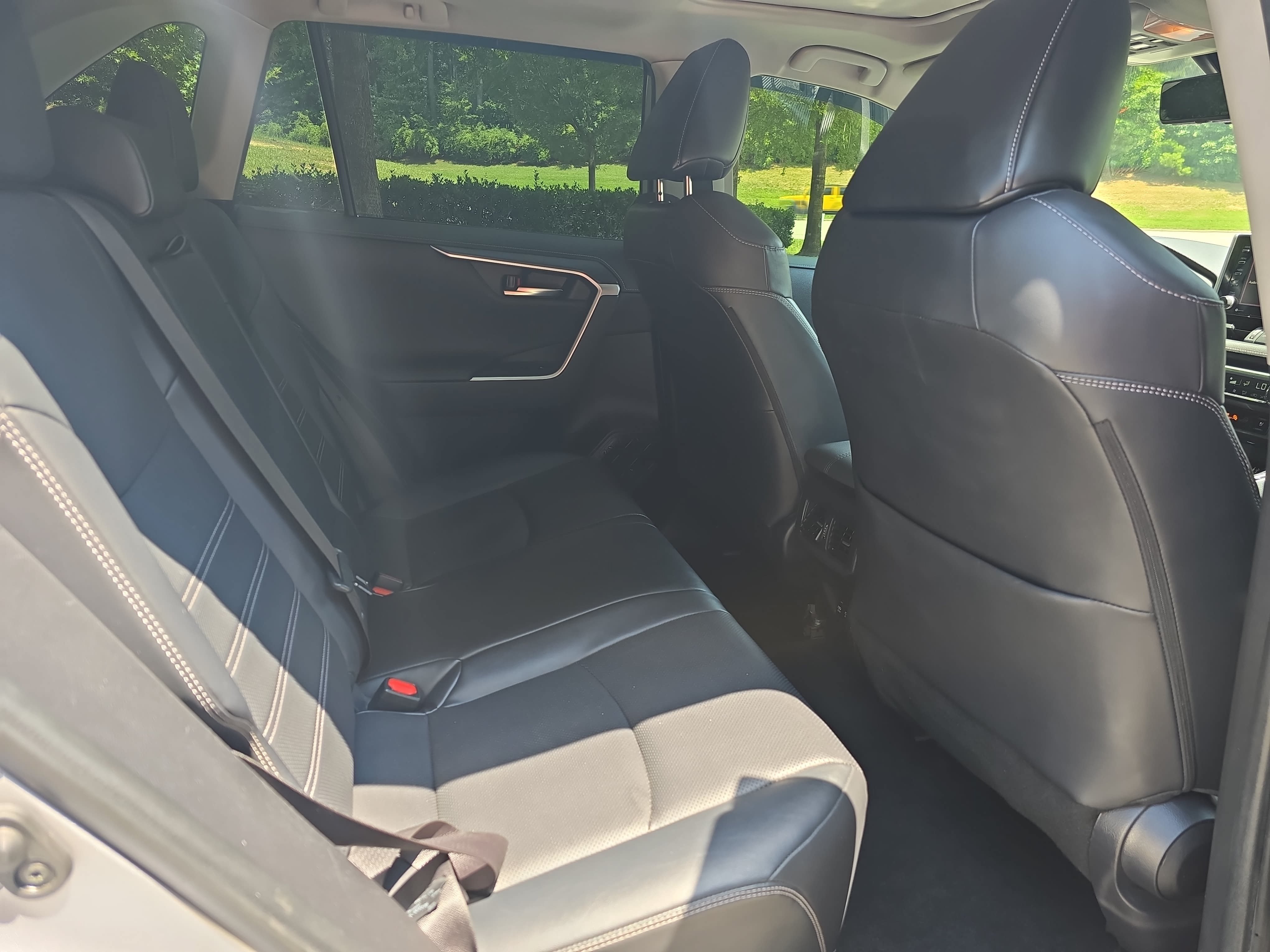 Used 2019 Toyota RAV4 Limited w/ Cold Weather Package FWD image 11