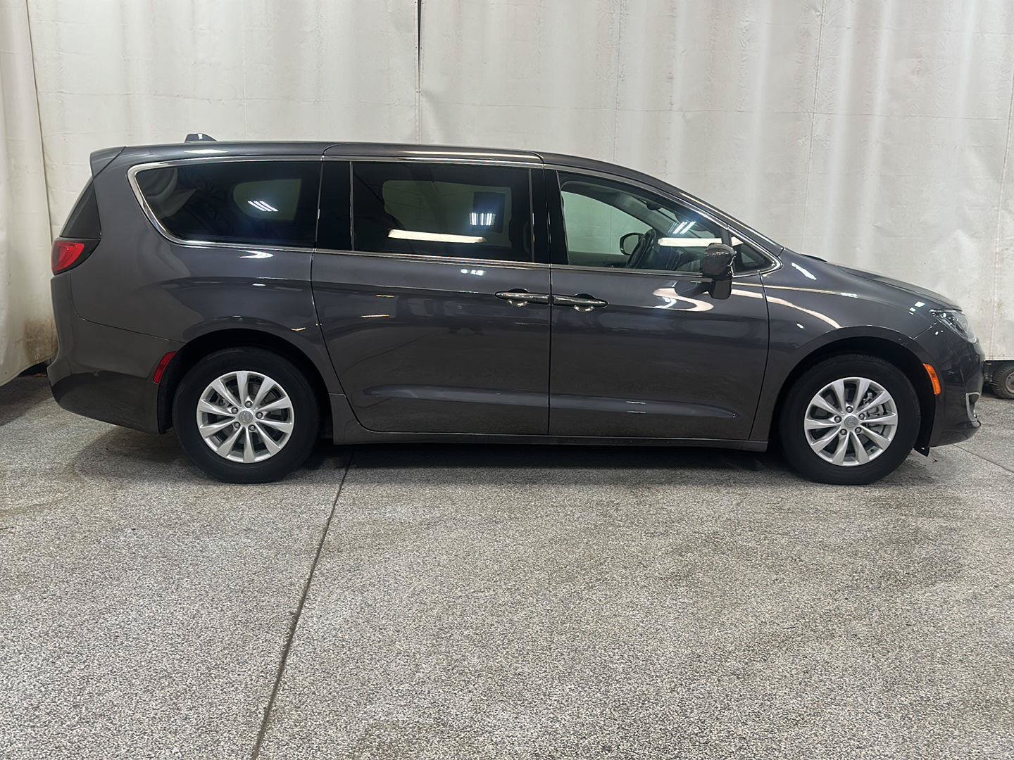 Used 2019 Chrysler Pacifica Touring Plus w/ Advanced Safetytec Group FWD image 6