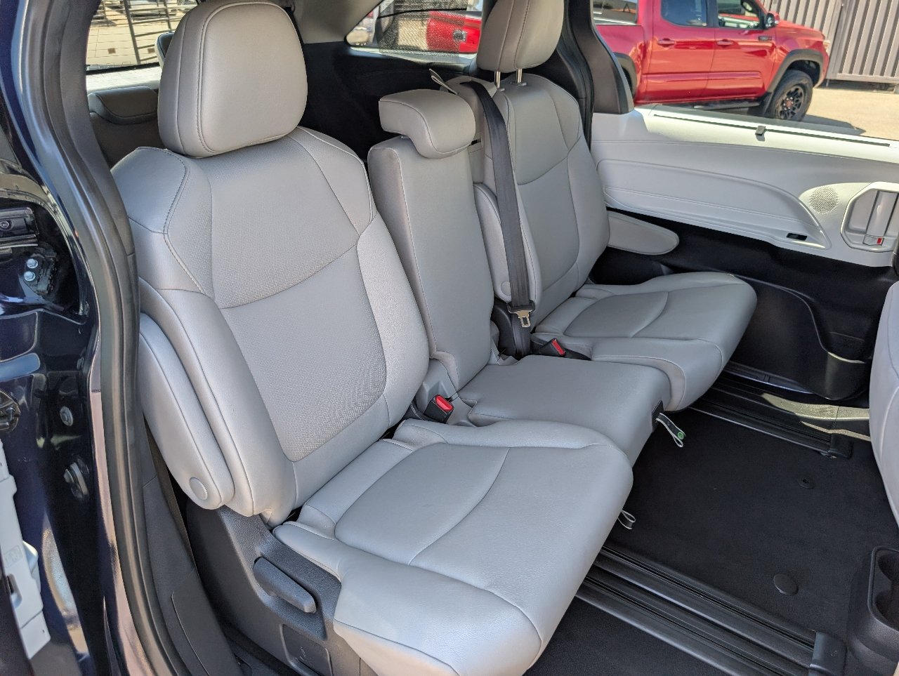 Used 2026 Toyota Sienna XLE FWD image 5
