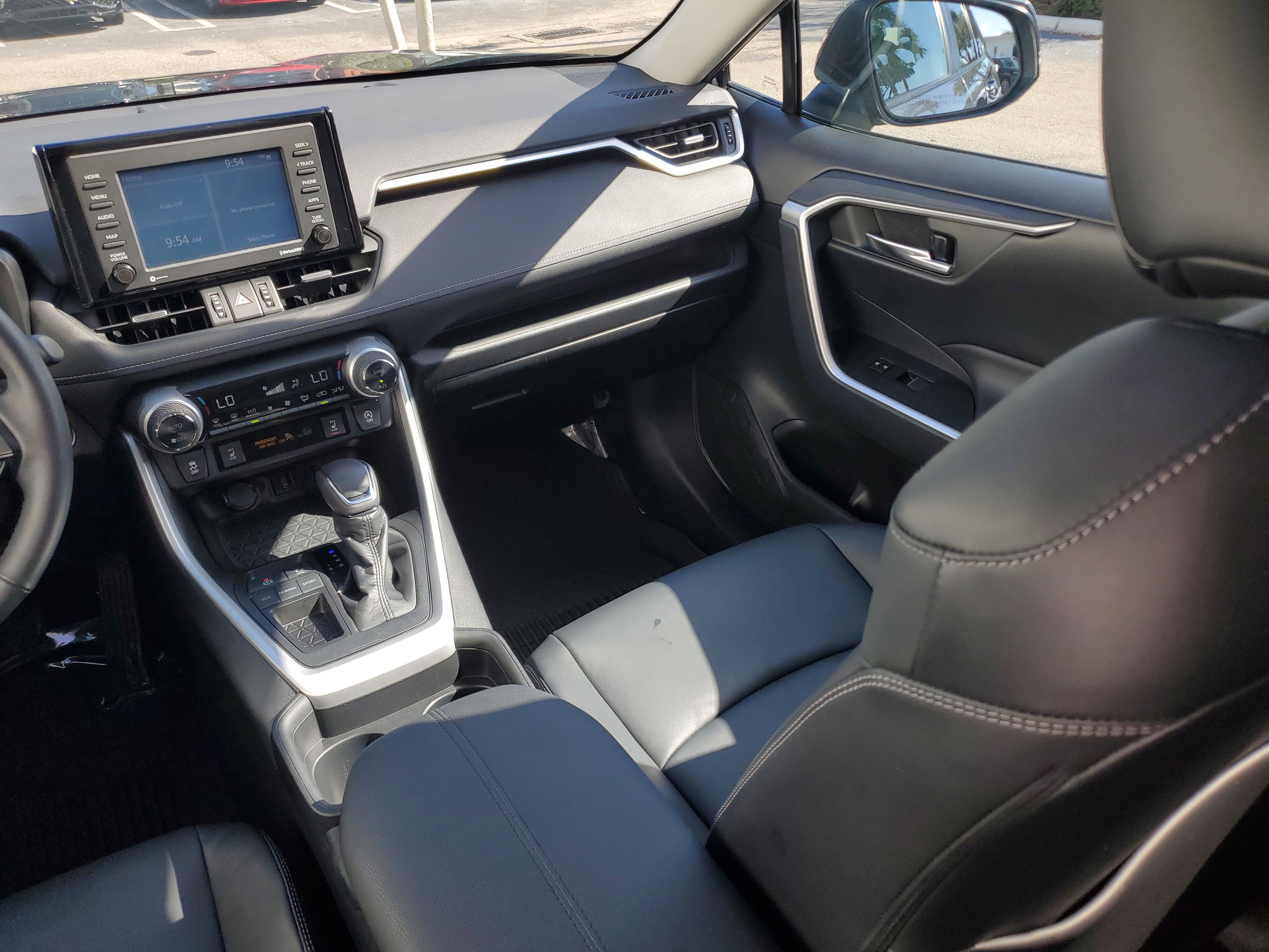 Used 2021 Toyota RAV4 XLE Premium image 17