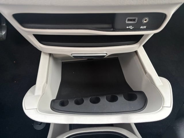 Used 2020 Chrysler Pacifica Limited FWD image 35