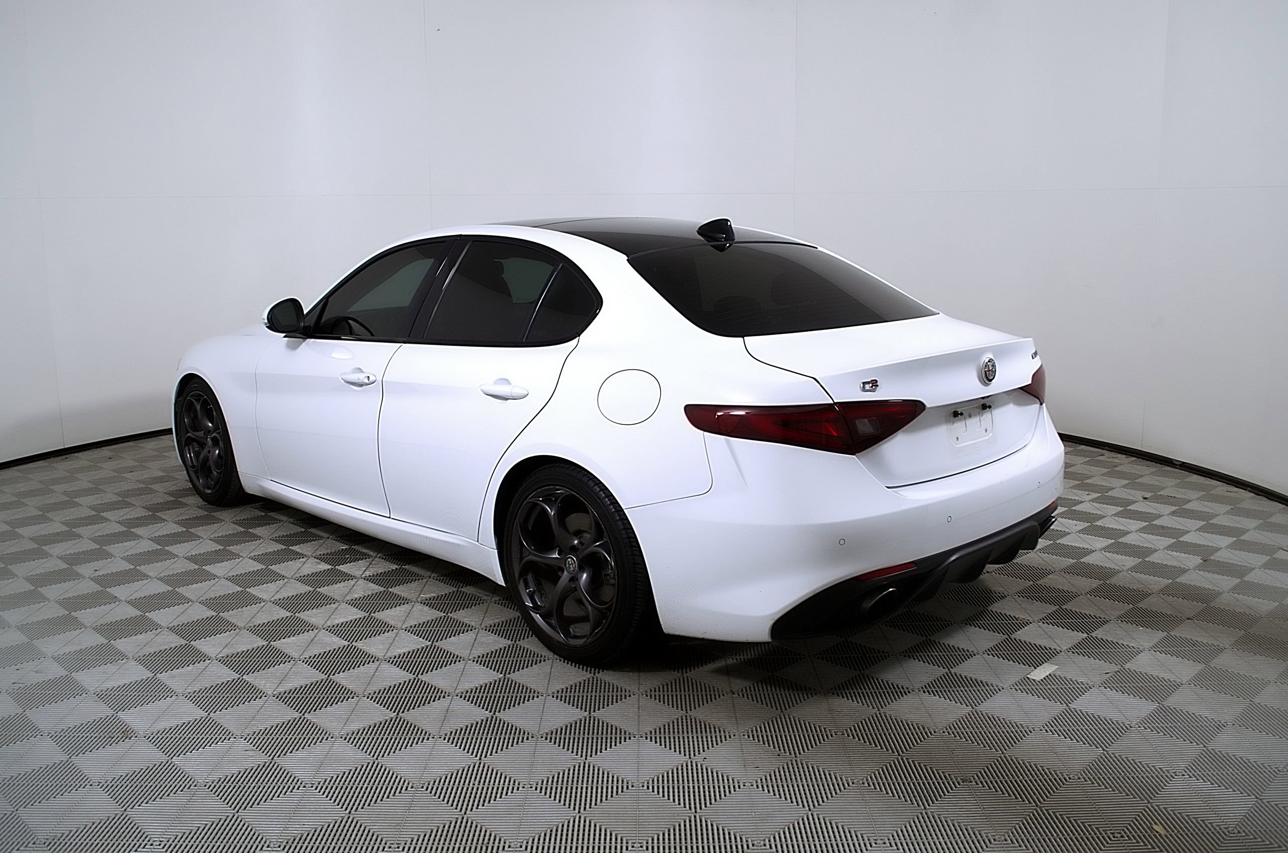 Used 2017 Alfa Romeo Giulia Ti w/ TI 19" Sport Package RWD image 9