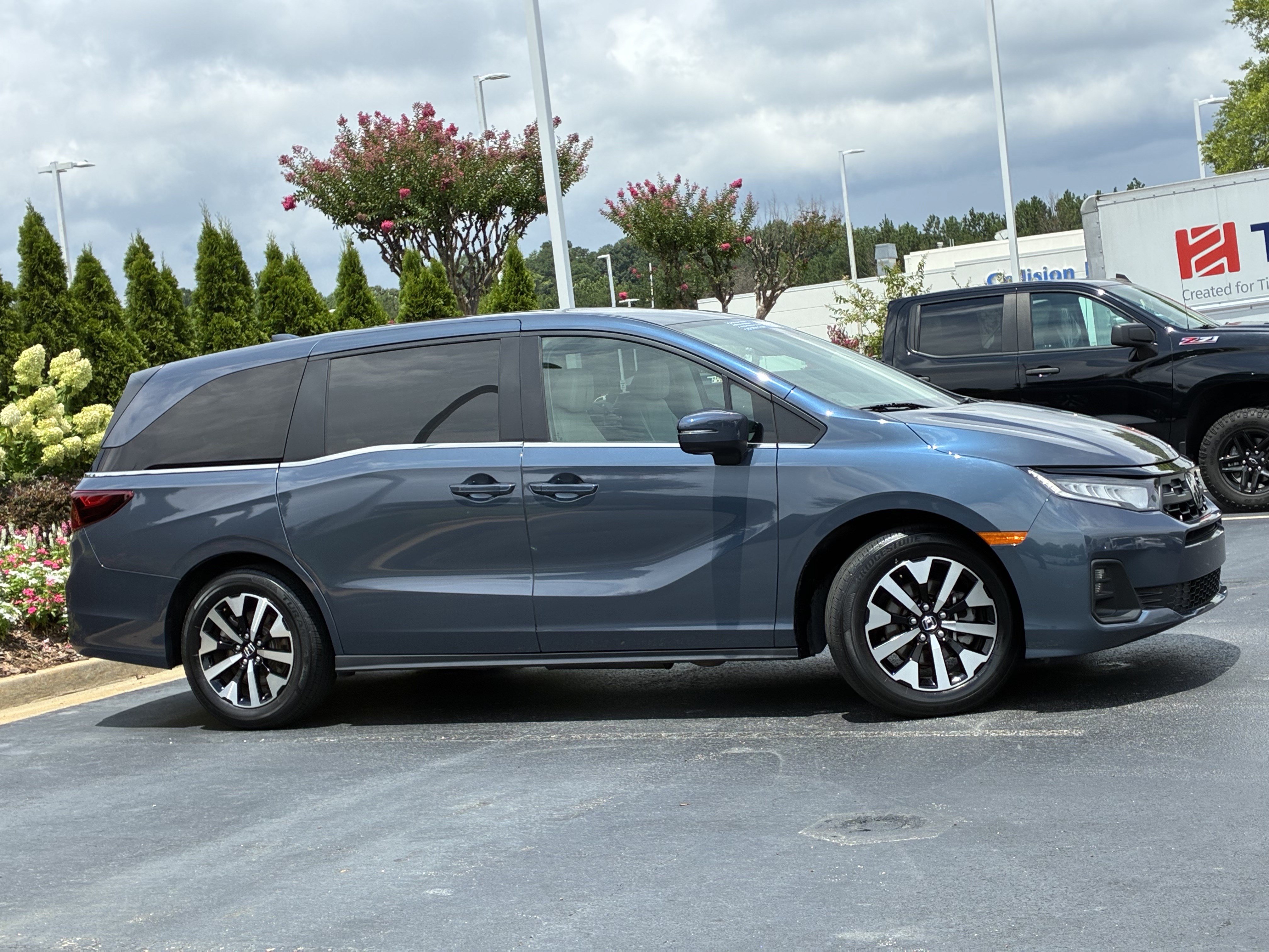 Used 2025 Honda Odyssey EX-L image 3