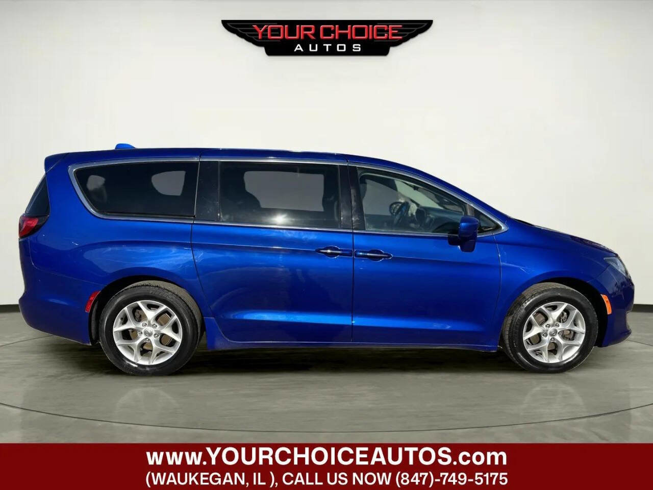 Used 2019 Chrysler Pacifica Touring Plus w/ Tire & Wheel Group FWD image 6