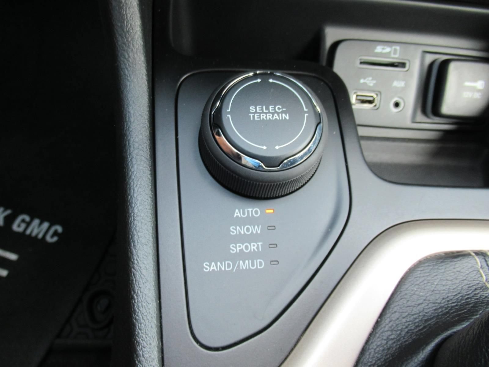 Used 2015 Jeep Cherokee Latitude w/ Cold Weather Group AWD/4WD image 26