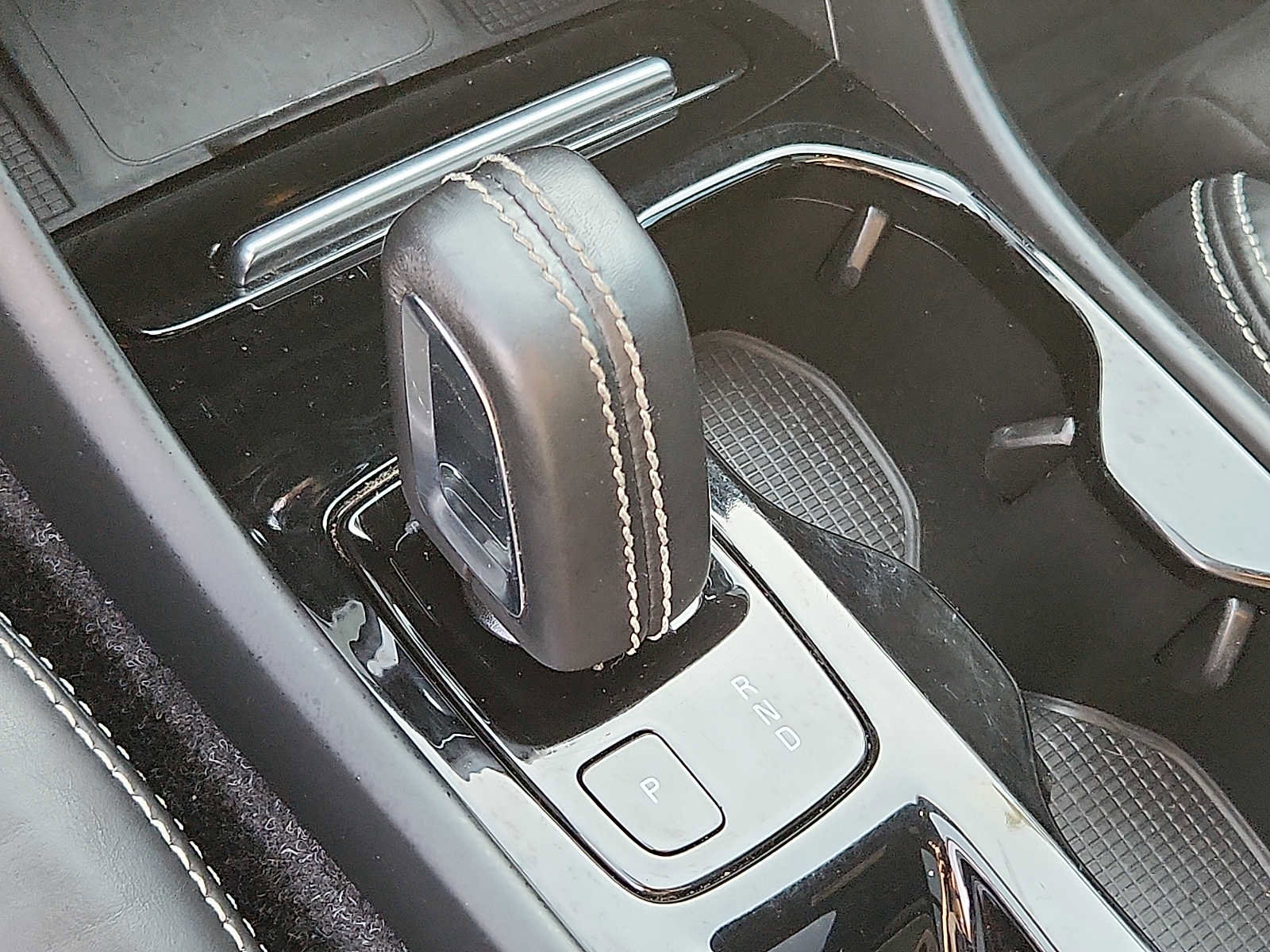 Used 2020 Volvo XC40 T5 R-Design w/ Protection Package Premier image 14