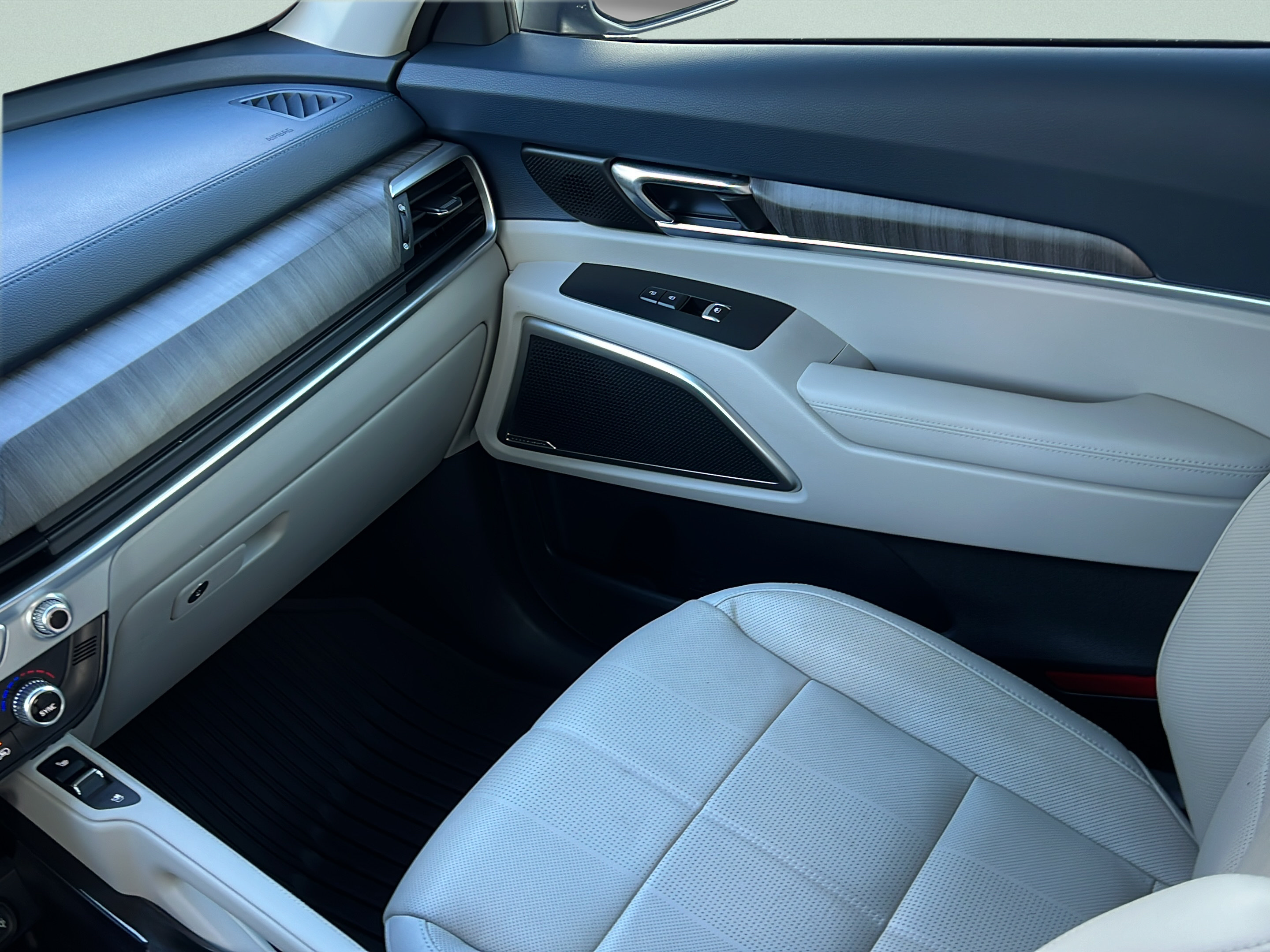 Certified 2023 Kia Telluride EX w/ EX Captain's Chair Package FWD image 13