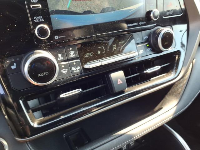 Used 2021 Toyota Highlander XLE AWD/4WD image 21