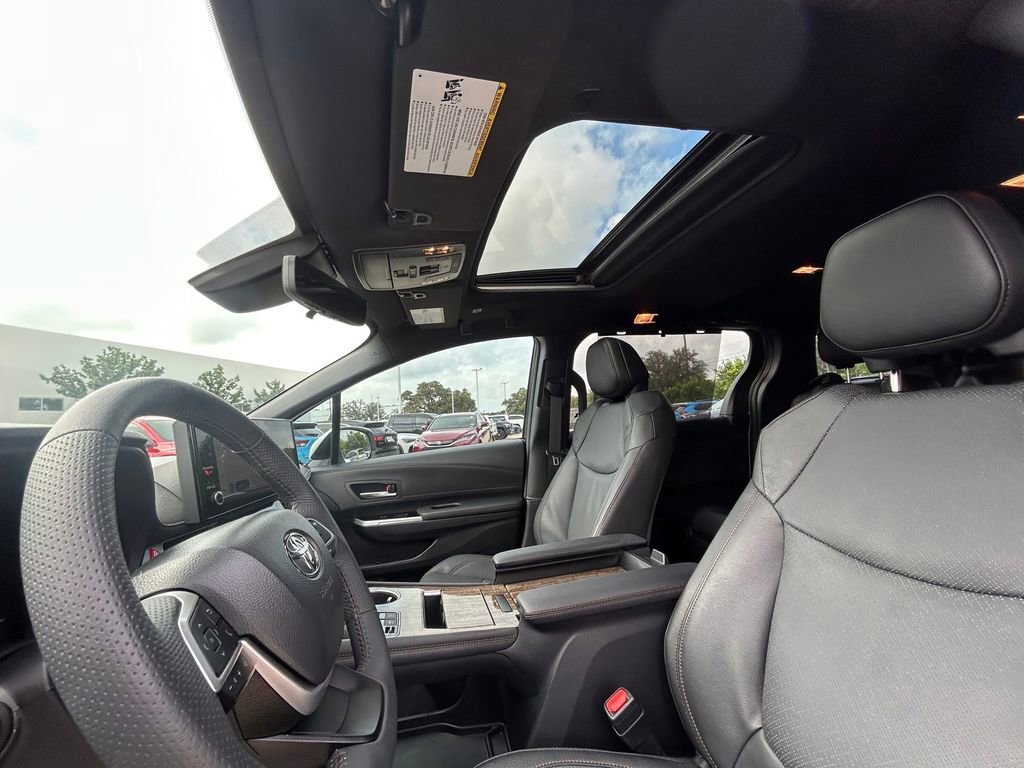 Used 2025 Toyota Sienna Limited AWD/4WD image 12