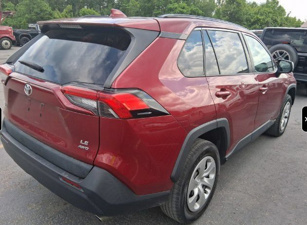 Used 2021 Toyota RAV4 LE AWD/4WD image 3