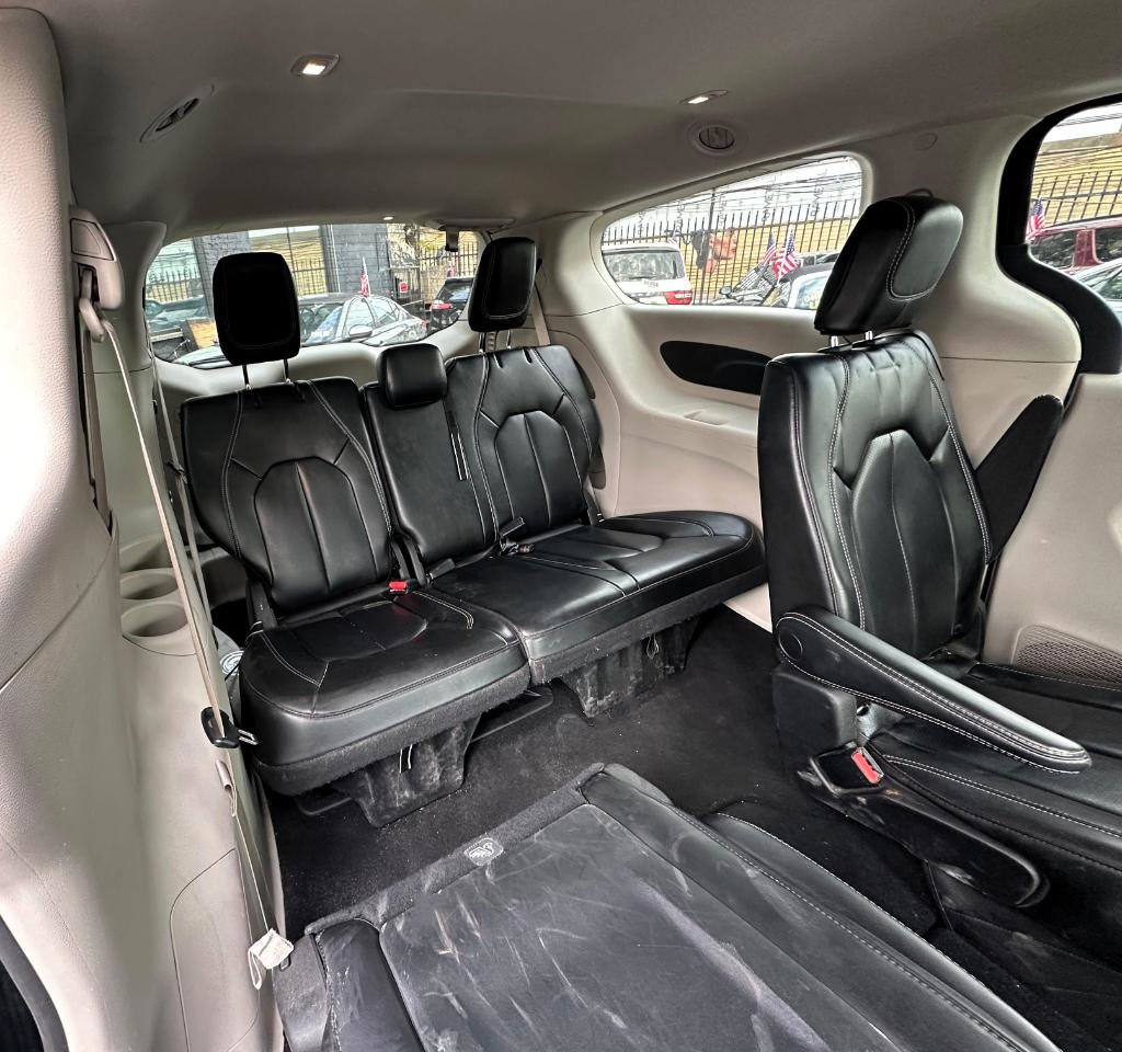 Used 2023 Chrysler Pacifica Touring-L FWD image 24