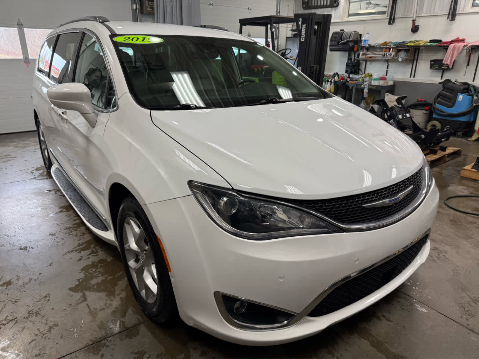 Used 2019 Chrysler Pacifica Touring-L Plus w/ Advanced Safetytec Group image 3