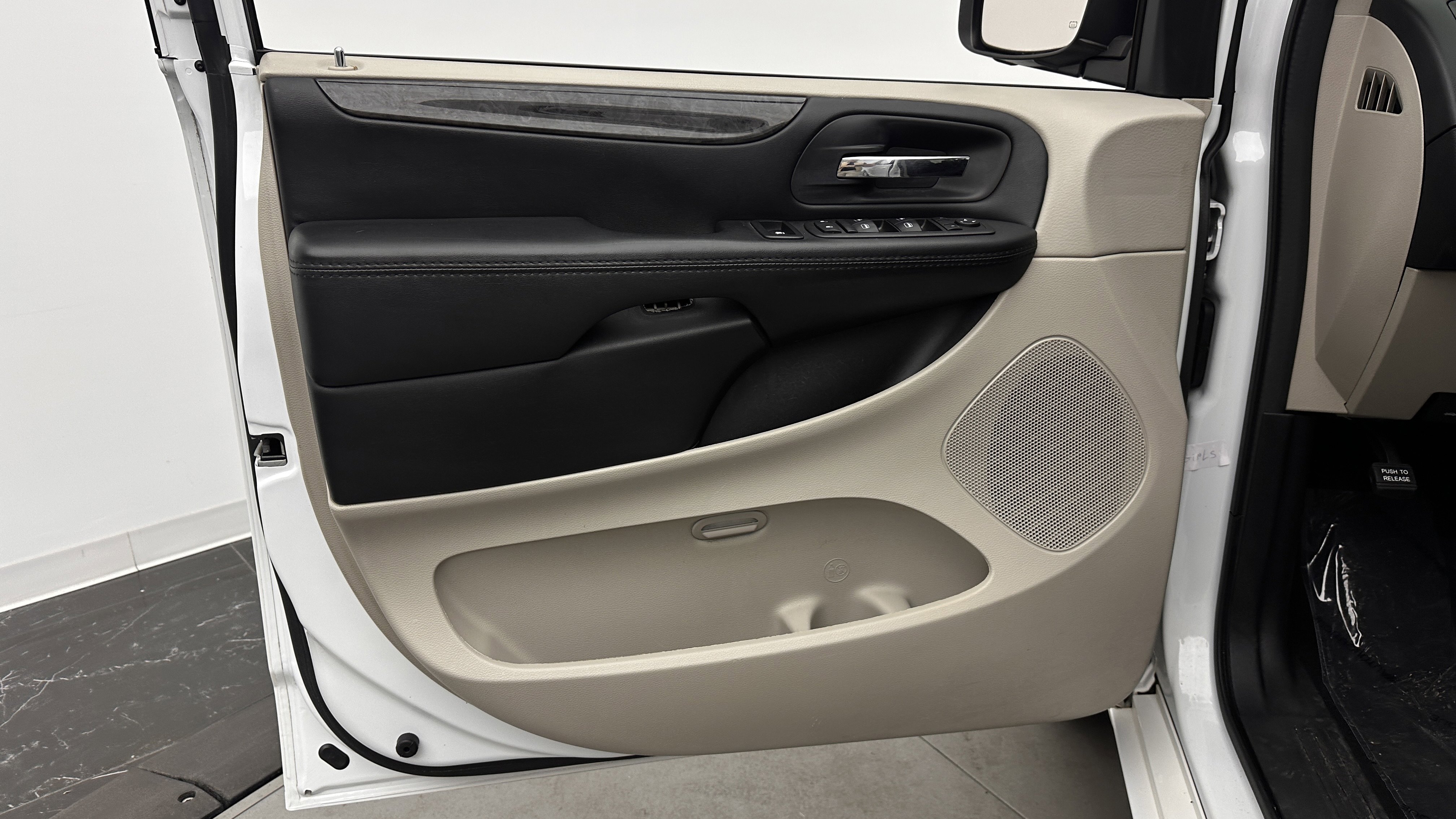 Used 2018 Dodge Grand Caravan SE FWD image 10