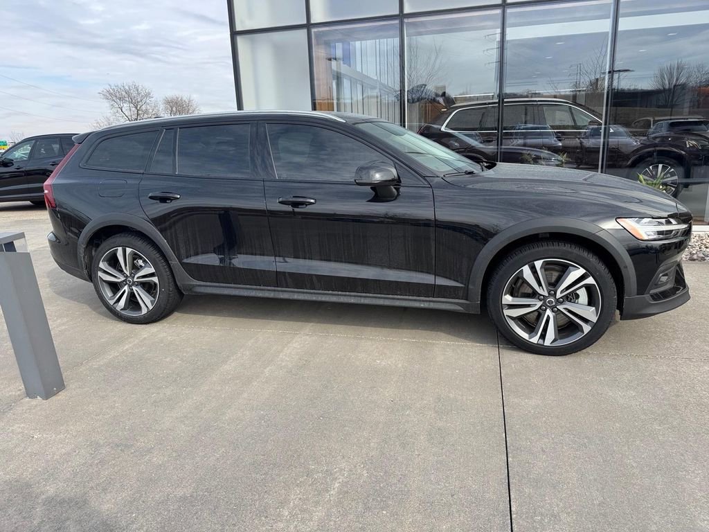 Used 2026 Volvo V60 B5 Cross Country Plus w/ Climate Package image 2