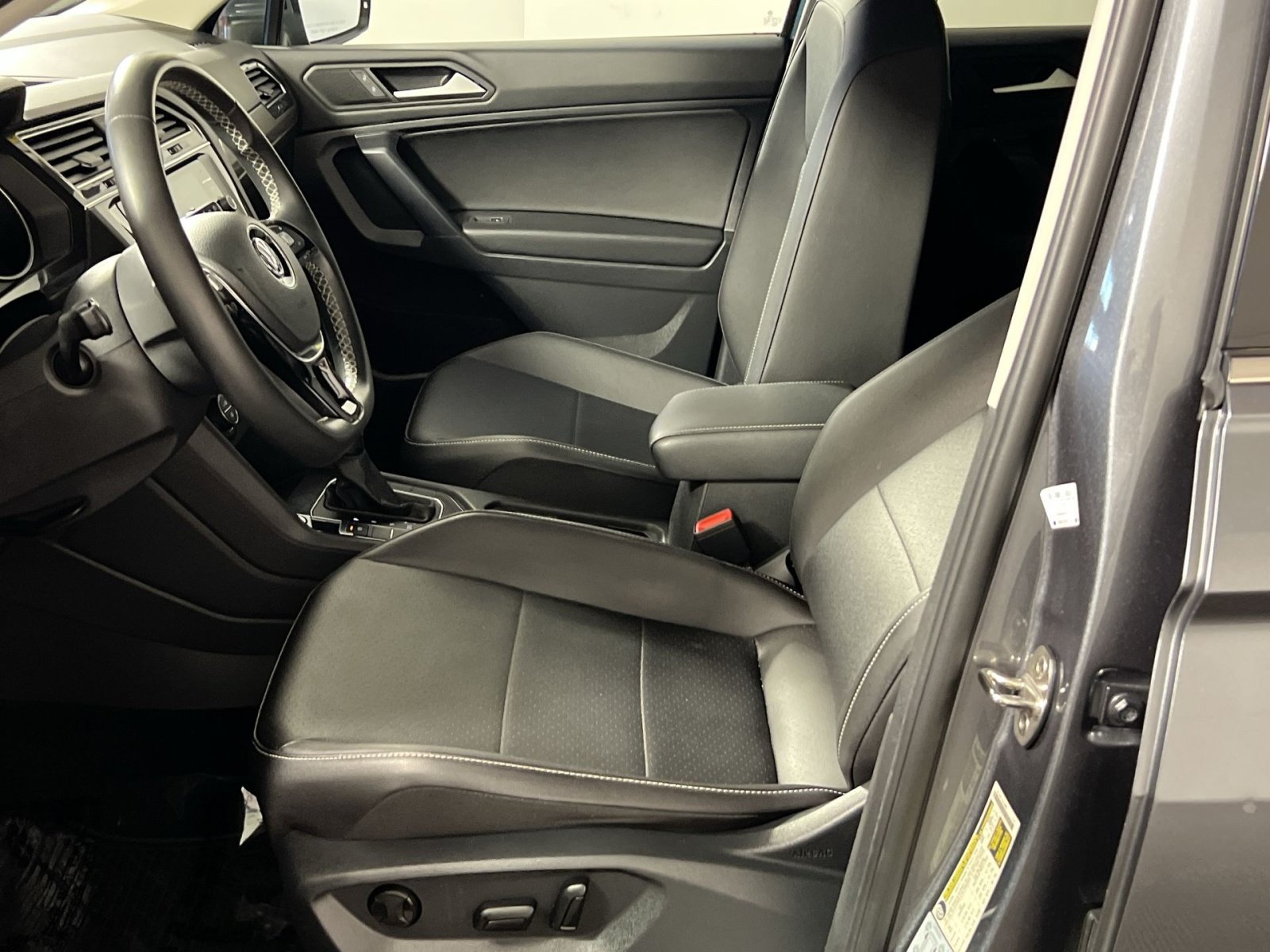 Used 2021 Volkswagen Tiguan SE w/ Panoramic Sunroof Package AWD/4WD image 13