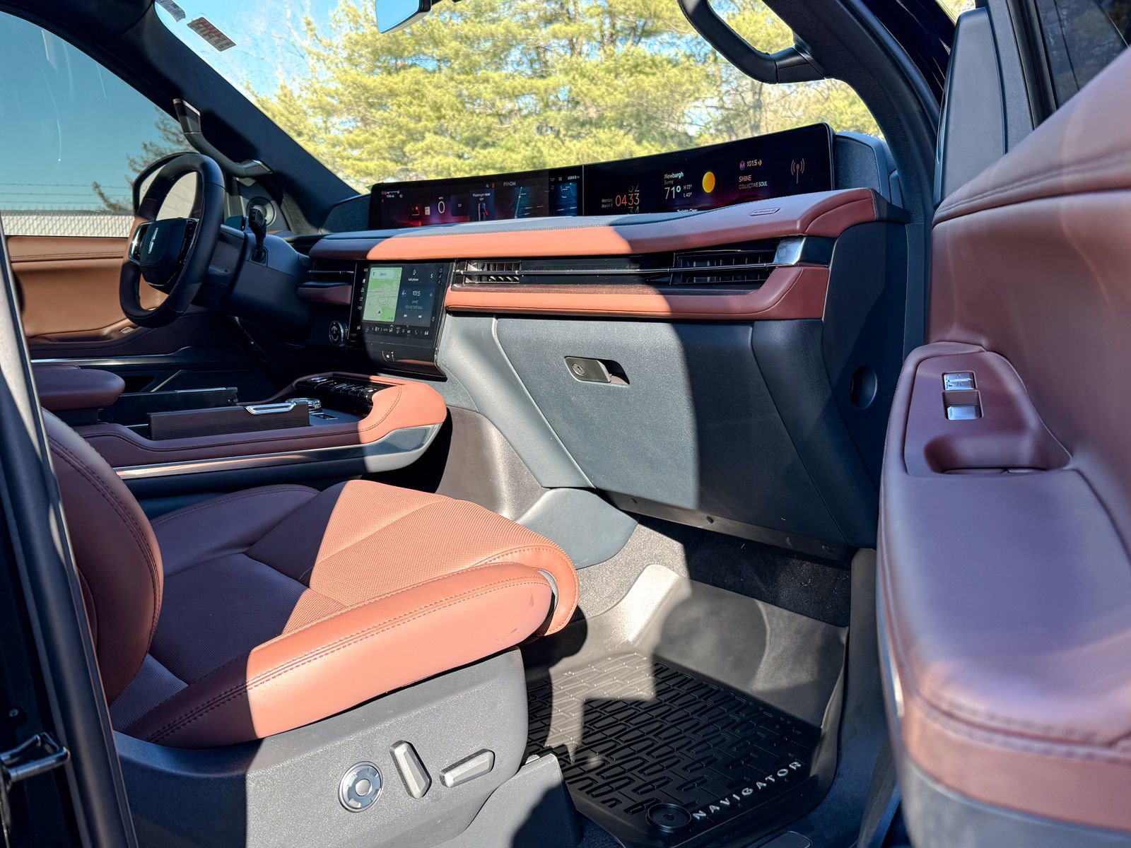 Used 2025 Lincoln Navigator L Reserve image 11