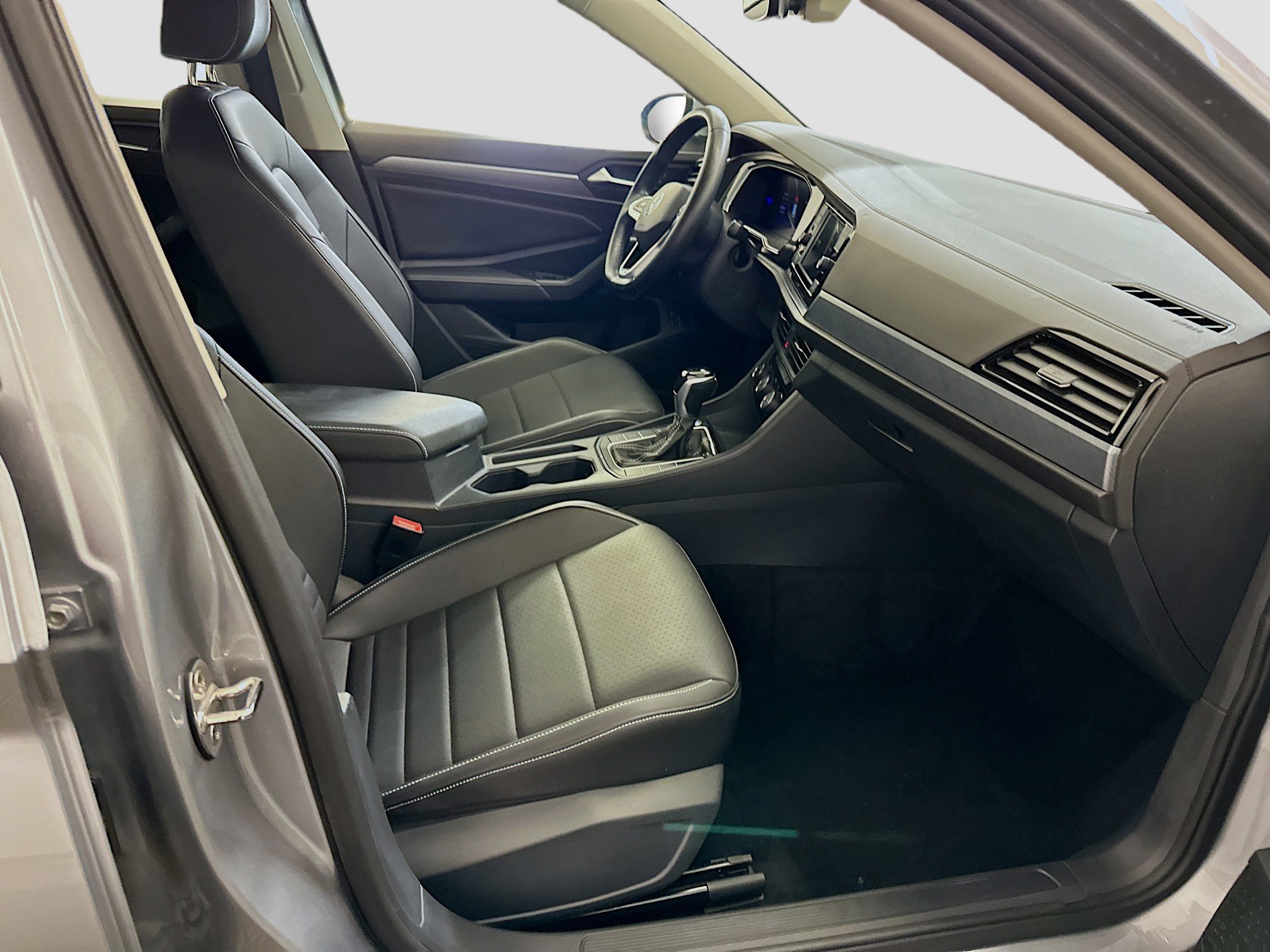 Used 2024 Volkswagen Jetta SE image 31