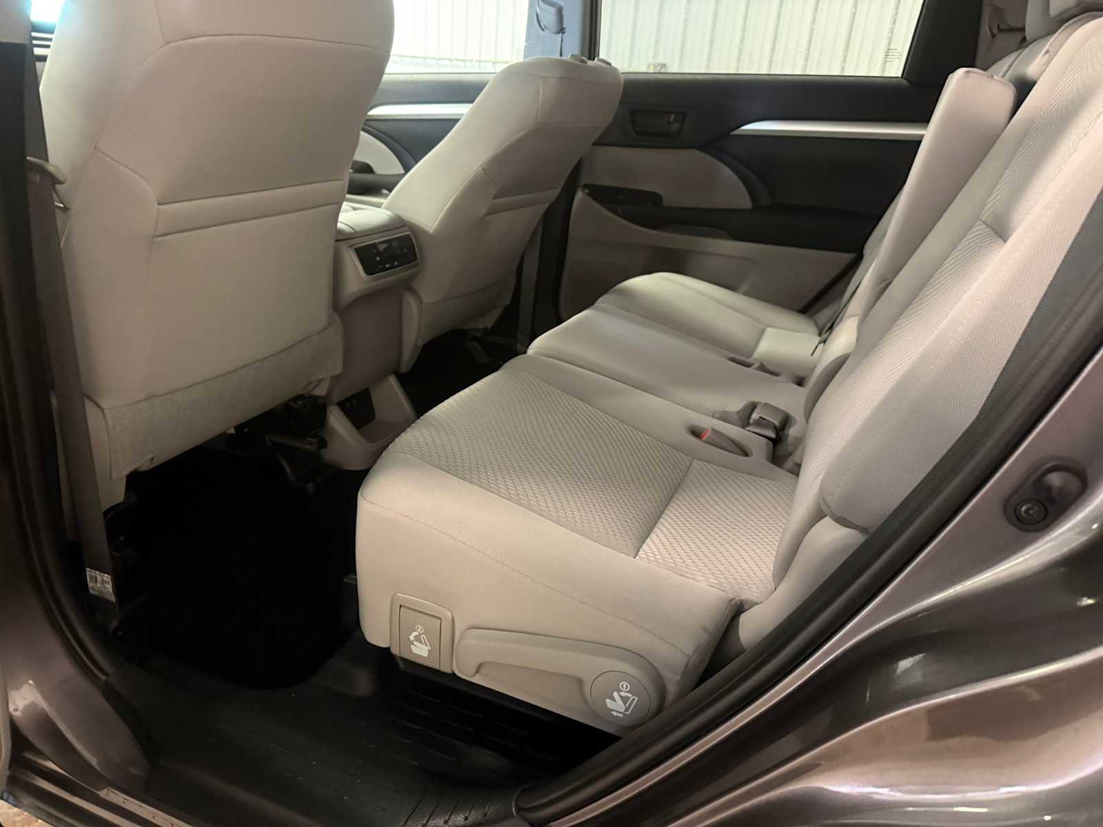 Used 2019 Toyota Highlander LE AWD/4WD image 22