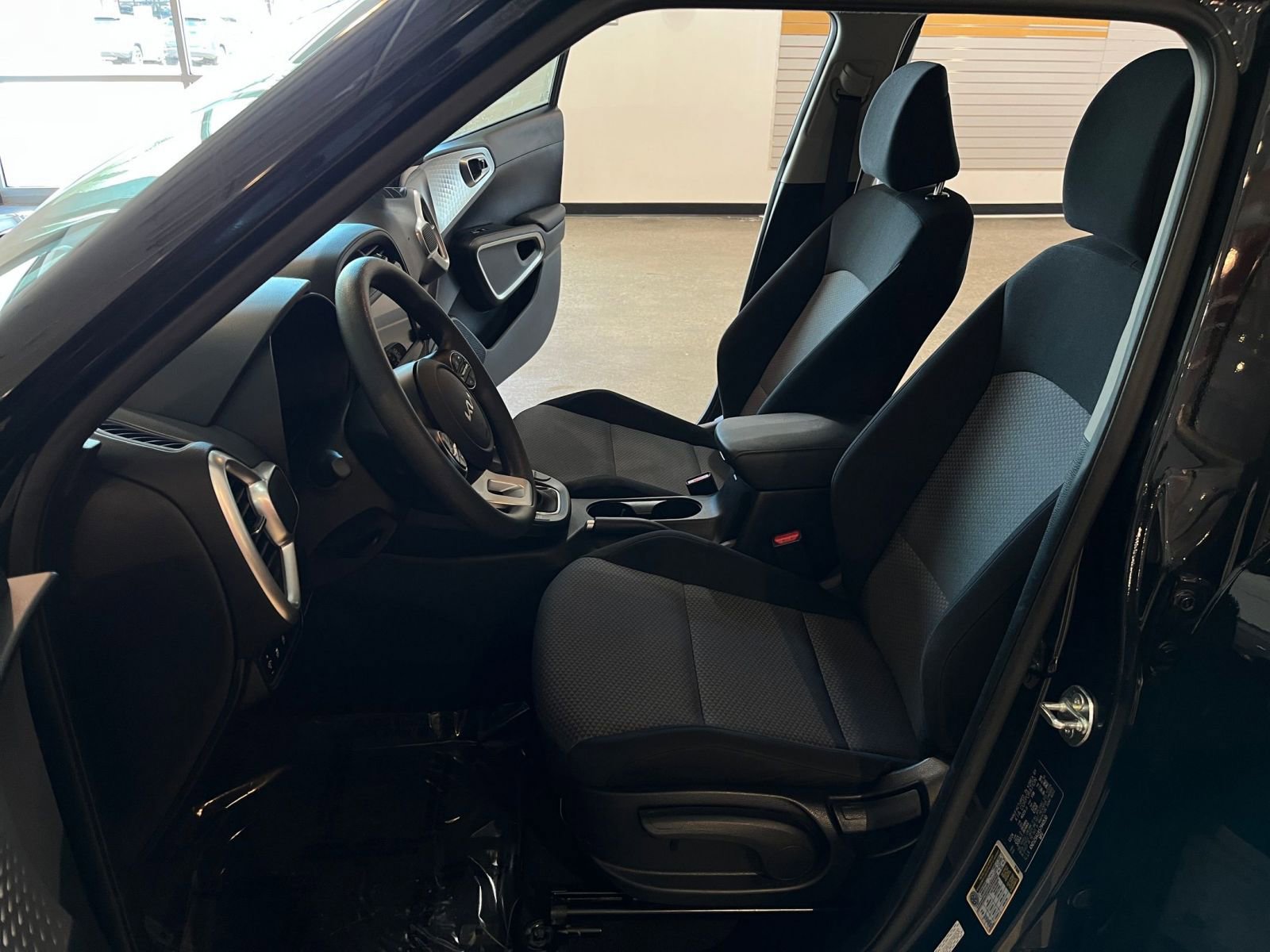 Used 2025 Kia Soul LX w/ LX Technology Package FWD image 25