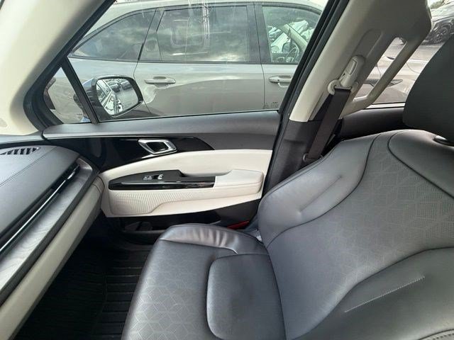Used 2024 Kia Carnival EX FWD image 7