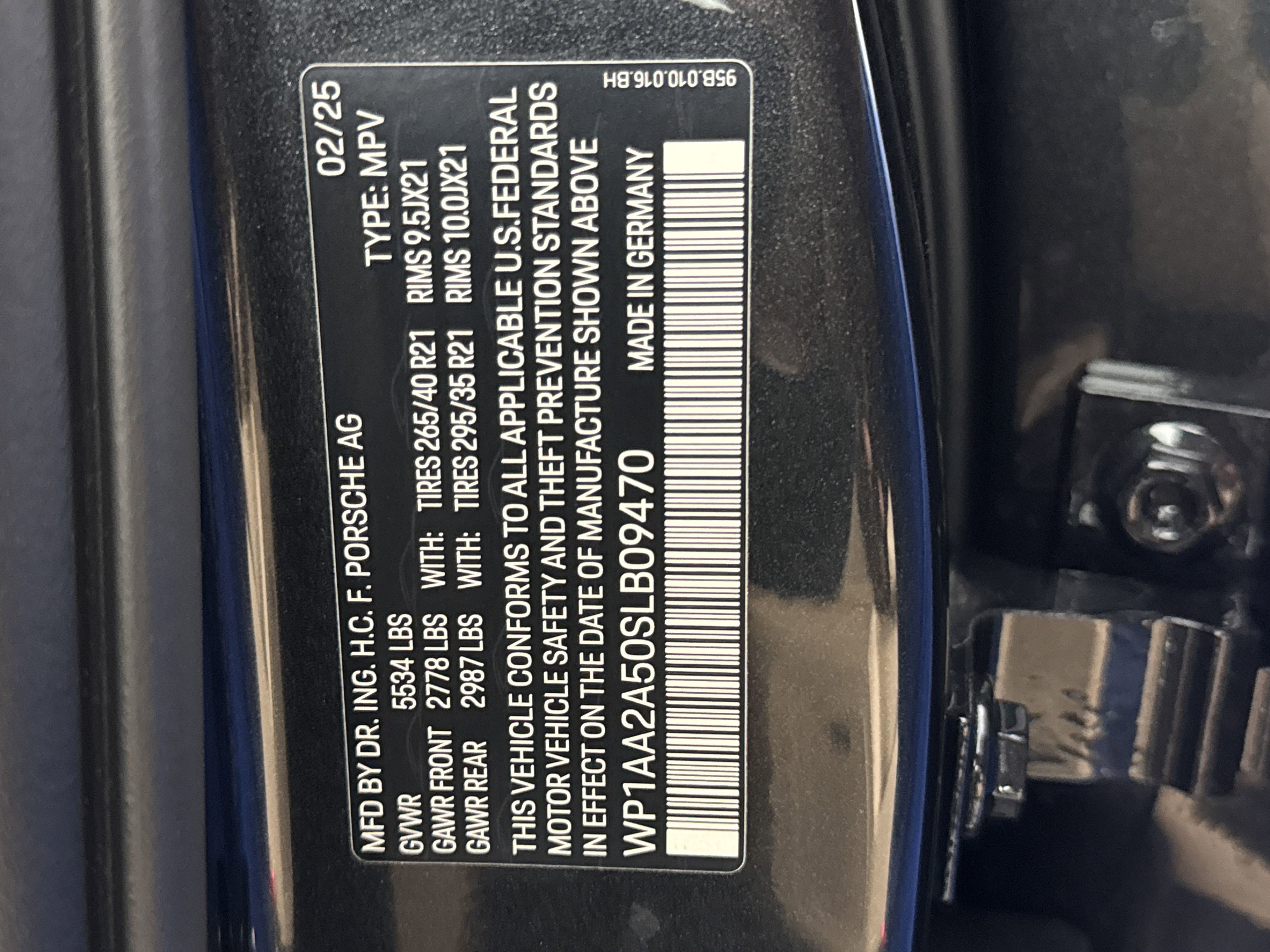 Certified 2025 Porsche Macan image 30