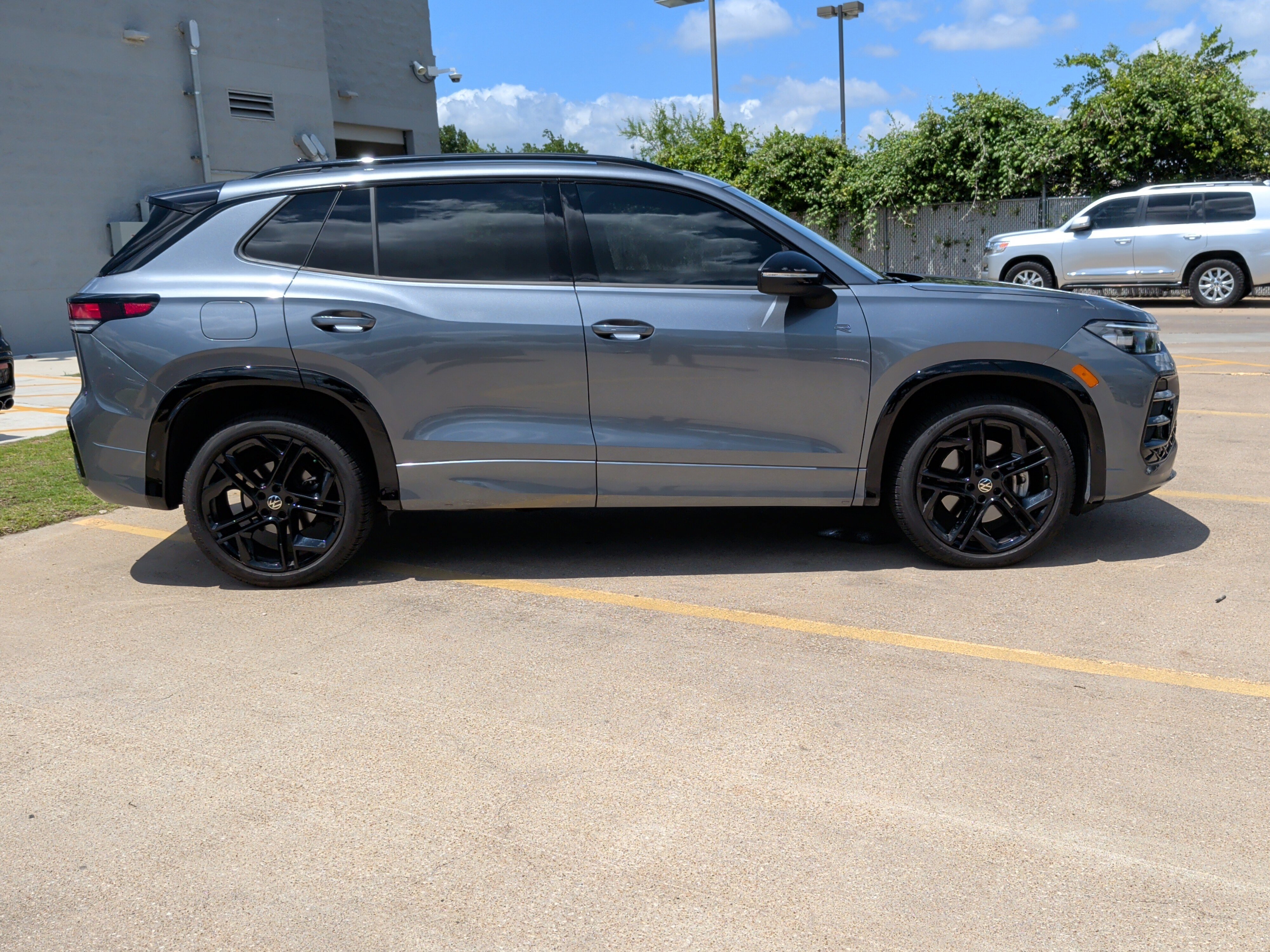 Used 2025 Volkswagen Tiguan SE R-Line AWD/4WD image 11