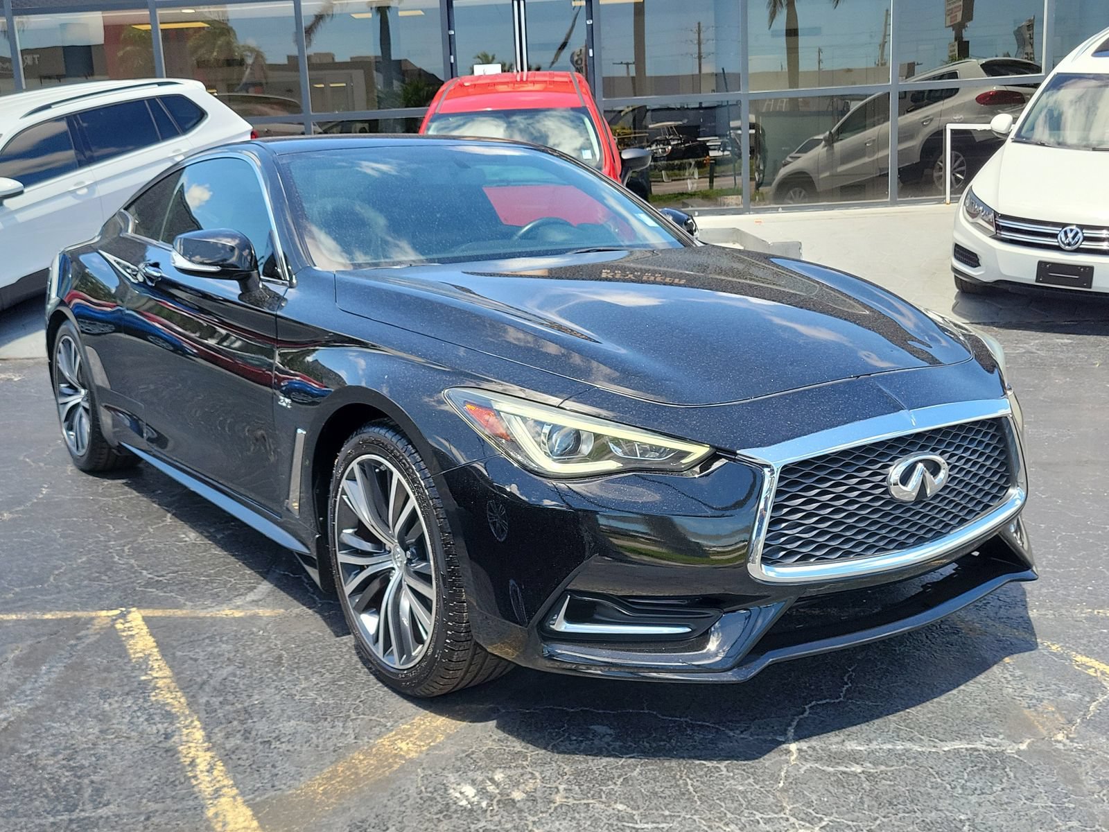 Used 2017 INFINITI Q60 2.0t w/ Moonroof Package RWD image 3