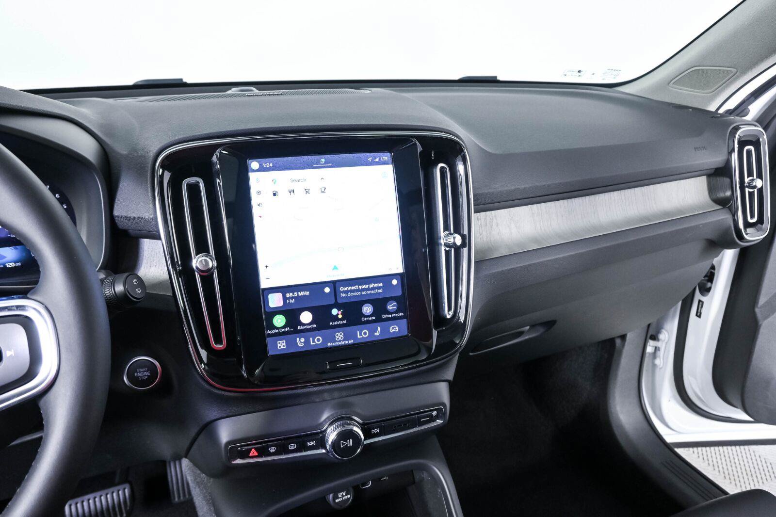 Certified 2023 Volvo XC40 B5 Plus w/ Climate Package AWD/4WD image 13
