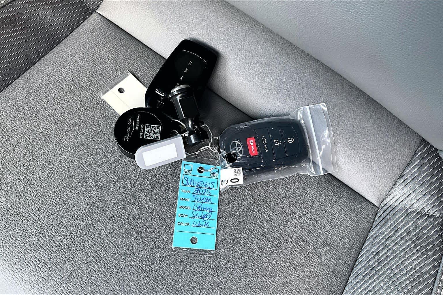 Used 2025 Toyota Camry SE w/ Convenience Package FWD image 15