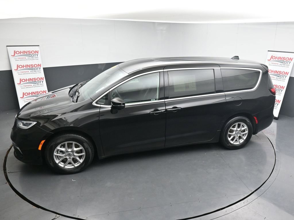 Used 2024 Chrysler Pacifica Touring-L image 27