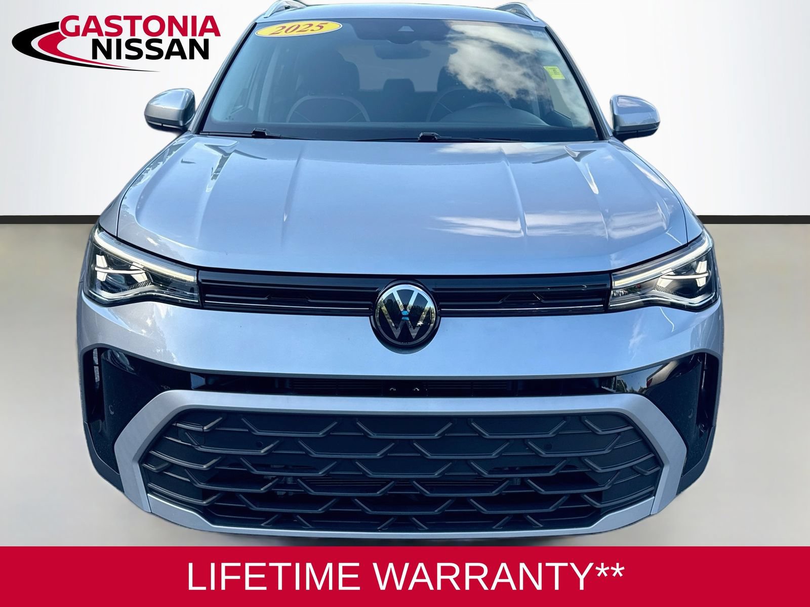 Used 2025 Volkswagen Taos SE AWD/4WD image 2