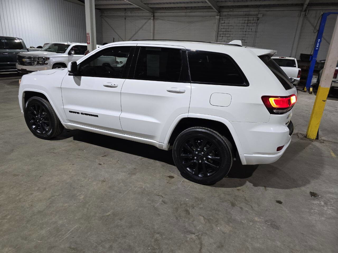 Used 2018 Jeep Grand Cherokee Altitude image 8