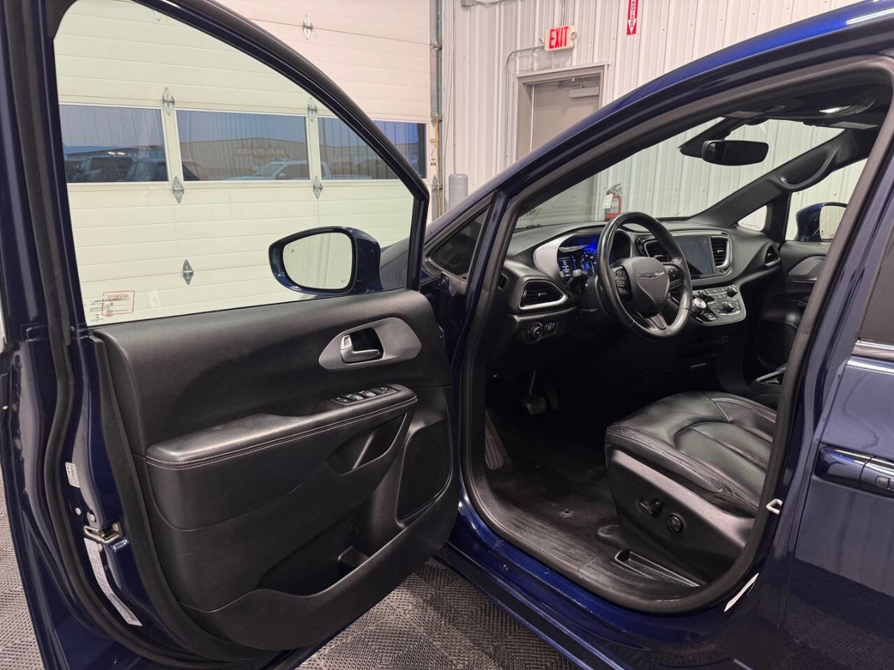 Used 2018 Chrysler Pacifica Touring-L w/ Premium Audio Group image 6